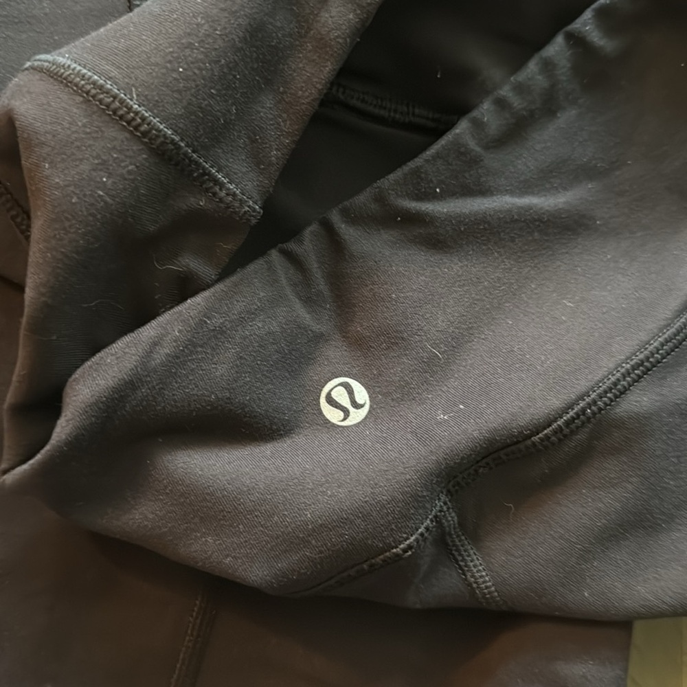 Lululemon leggings ((8) - Picture 3 of 7